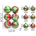 Rode en groene kerstballen van 6 cm met sneeuwvlokken en Merry Christmas tekst - Belettering Sneeuwvlokken Strepen Stijl / Grasgroen Beschilderd
