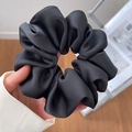 Chouchou géant en satin noir avec bordure en dentelle pour une coiffure élégante - Chouchou Satin Noir