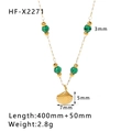 Vista detallada del collar con colgante de concha dorada y cuentas verdes de moda - Oro de 18K / Dorado