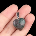 Pendentif coeur 16mm en pierre naturelle avec motifs rouge et vert tenu à la main - Agate d'Inde