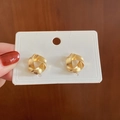 Boucles d'oreilles créoles torsadées dorées mates sur présentoir pour un look chic - Créole Torsadée en Or Mat (45#)