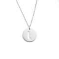 Gros plan d'un collier en acier inoxydable argenté avec pendentif rond lettre L ajouré - Lettre J (Couleur Acier)