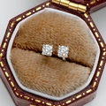 Orecchini a perno in moissanite argento dentro una scatola esagonale rossa per gioielli - Moissanite 3mm