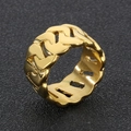 Detalle de anillo de acero inoxidable dorado con diseño de cadena cubana hueca - US 9 / Color Dorado (KR111087-KJX)
