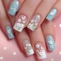3D bloemen persnagels met wit kleurverloop, blauwe glitters en gouden accenten - Lichtblauw Verloop 3D Bloem Stijl (JP3945)
