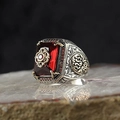 Vintage Ethno-Herrenring aus Silber mit rechteckigem rotem Edelstein und Gravuren - US 12 / Rot