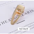 Gouden haarspeld in waterdruppelvorm, maat 6cm x 2cm op een modern tijdschrift achtergrond - Nr. 5 Accessoire haarspeld