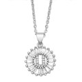 Détail du collier avec pendentif lettre U en argent serti de pierres de zircone - Lettre U