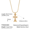 Dettaglio del pendente a croce dorata con zirconi e dimensioni della catena in acciaio - Collana con Pendente a Croce (YYN025383)
