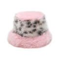 Dettaglio cappello bucket in pelliccia sintetica rosa con stampa leopardata e texture soffice - M (56-58cm) / Rosa