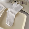 Gemütliche weiße gerippte Baumwollsocken elegant auf einem cremefarbenen Tablett - Einheitsgröße / Weiß