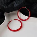 Gedetailleerd macrozicht op levendige matrode ronde oorringen op een witte keramische plaat - Eenvoudige Rode Matte Ring (21# Zilveren Pin)