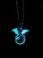 Dettaglio della collana con drago volante luminoso con luce blu brillante al buio - Bagliore Blu Chiaro