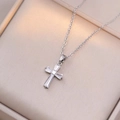 Collana a croce d'argento con cristalli quadrati su portagioie in beige elegante - Color Acciaio