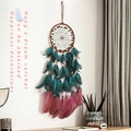 Acchiappasogni vintage fatto a mano con piume verde acqua e rosa su parete bianca - Stile con Luce LED