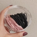 Détail d'élastiques à cheveux tressés haute élasticité noir et rose dans un bocal - Ensemble d'Élastiques Cheveux en Boîte / Lot de 20 (10 Roses + 10 Noirs) / Rose + Noir