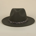 Détail d'un chapeau en feutre olive foncé avec bande léopard et boucle en métal doré - M (56-58cm) / Vert