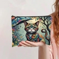 Gros plan détaillé d'une trousse à maquillage en toile aux motifs de chat et fleurs d'art - Illustration de Chat Psychédélique Artistique (jiaying003)