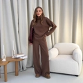 Bruine gebreide set voor dames met coltrui en wijde broek voor de herfstmode - S / Bruin