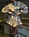 Detail van vintage geruite set met pofmouwen en ruches aan de getextureerde rok - S / Abrikoos
