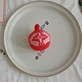 Bola de Navidad roja tejida con patrón de jacquard blanco en una bandeja blanca - Bola de peluche de 5 cm 01 (1 unidad)