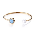 Minimalistisches goldenes Armband mit blauer Kristallblume und weißer Perle für Damen - Gold (KB123097-K)