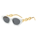 Occhiali da sole rétro bianchi ovali con stanghette decorative a catena d'oro - Montatura Bianca Lente Grigio Scuro