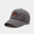 Gros plan sur la broderie fraise d'une casquette de baseball en coton gris foncé - Réglable / Gris