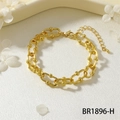 Dettaglio di un bracciale dorato a maglie a U con sfere metalliche e chiusura a moschettone - Stile Industriale a Maglie Sferiche a U (BR1896-H)