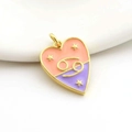 Detalle macro de colgante de corazón con signo Cáncer en esmalte rosa y púrpura - Estilo Cáncer (06)