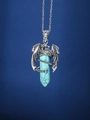 Detailweergave van een zilveren draak gewikkeld om een turquoise zeshoekige kristallen hanger - Turkoois (Synthetisch)