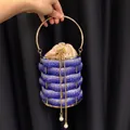 Detailaufnahme der lila Strasssteine und des goldenen Metallkäfigs der Abendtasche - Lila