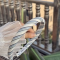 Cerchietto Ailine in tessuto a righe blu e bianche con trama intrecciata a mano - Fascia Stretta a Righe Blu-Bianco-Nero