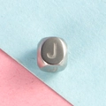 Perle cubique en acier inoxydable avec gravure lettre J pour création de collier - Lettre J