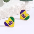 Detalle de pendientes de corazón en esmalte con corona púrpura y rayas de colores vivos - Estilo Corazón Corona (DZ-741)