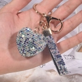 Detail von blauem und violettem Strass Herz Schlüsselanhänger mit Kristall Handschlaufe - Gemixtes Blau