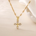 Collier avec pendentif croix plaqué or 18 carats et zircons sur tissu beige doux - Collier Croix Zircon Carré Chaîne Plate Dorée (24797)