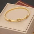 Detail eines vergoldeten Evil-Eye-Armreif mit Hand der Fatima auf Schmuckschatulle - Hamsa Hand & Teufelsauge Stil(4#)