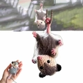 Handgemaakte gehaakte buidelrat auto-hanger in grijs en beige voor de achteruitkijkspiegel - Stijl A Possum Ornament
