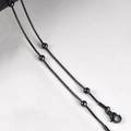 Nahaufnahme der schwarzen Edelstahl-Kugelkette mit sicherem Karabinerverschluss - 1.2mm*50cm / Schwarz
