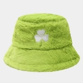 Primer plano del gorro de piel sintética verde brillante con bordado de trébol - Talla única / verde claro