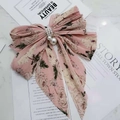 Pasador de pelo de gasa plisada rosa con flores y perlas decorativas para estilo elegante - Rosa