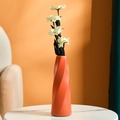 Orangefarbene Blumenvase im Morandi-Stil mit Spiraltextur und weißen Kunstblumen - 3559 Spirale / Orange