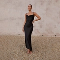 Elegantes schwarzes Satin-Maxikleid mit V-Ausschnitt in Außenaufnahme präsentiert - S / Schwarz