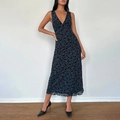 Schlank geschnittenes ärmelloses Midikleid mit V-Ausschnitt in Dunkelblau und Blumenmuster - XS / Dunkelblau