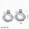 Detailansicht der silbernen Creolen mit Struktur, Maße 42,5mm x 32mm und Gewicht von 6g - TE60584-S / Silber