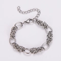Dettaglio del bracciale a catena fatta a mano con chiusura a moschettone e estensione - Color Acciaio