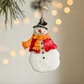 Weihnachtsanhänger Schneemann aus Kunstharz mit rotem Umhang und Schal, 9,5x5,5cm - Gelber Schal Schneemann