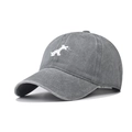 Détail de la casquette de baseball en denim gris délavé avec silhouette de chien blanche - Réglable / Gris