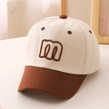 Primer plano de la letra M bordada en marrón sobre gorra de lona beige infantil - 54cm (Recomendado para 3-10 años) / Marrón